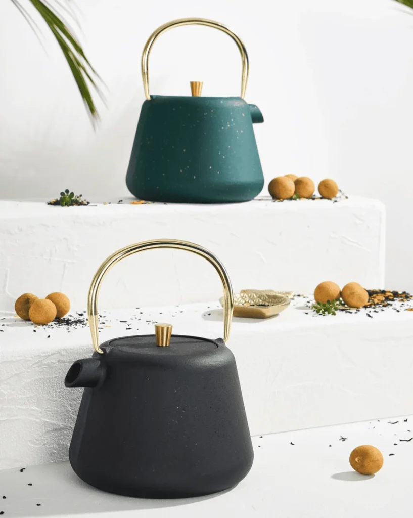 Théière en fonte coloré avec anse doré