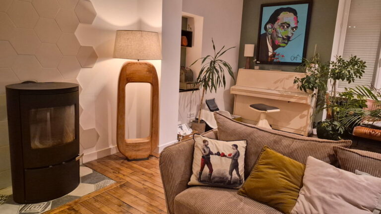 Intérieur d'une maison avec la lampe qui viens de chez Agape