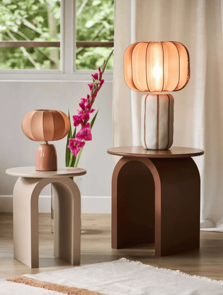 Table d'appoint beige et marron foncé