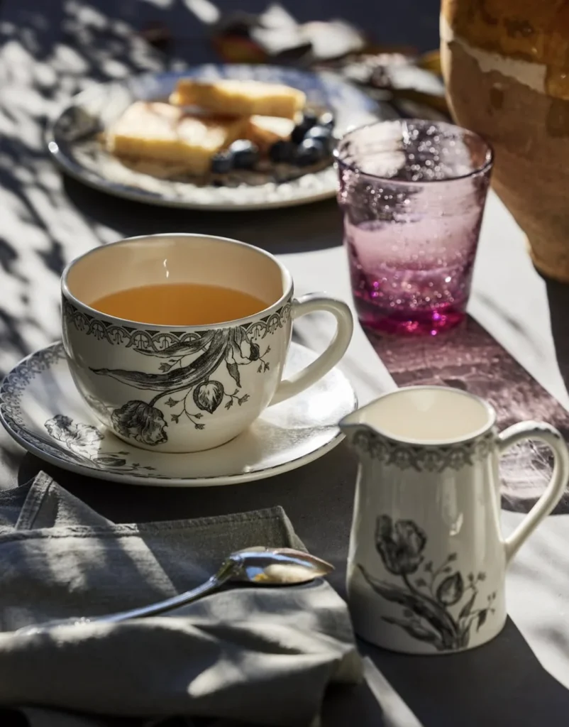 Tasse déjeuner de la collection monogramme de chez Gien