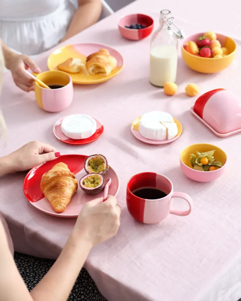Table coloré dressé thème été