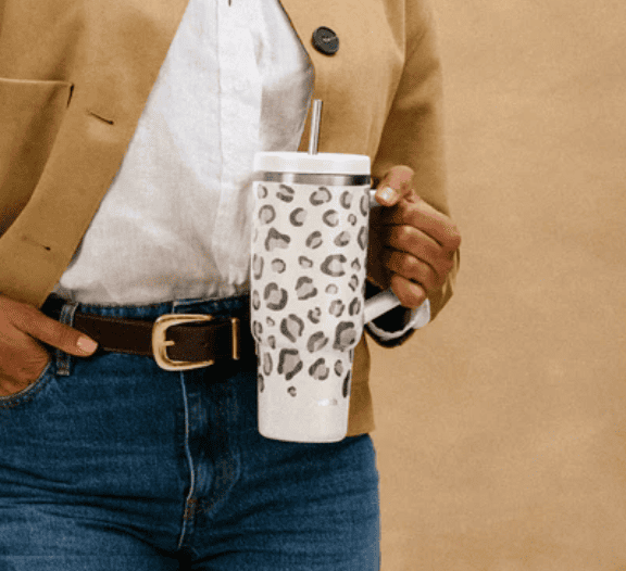 Travel cup blanche à motif léopard 900ml avec une paille