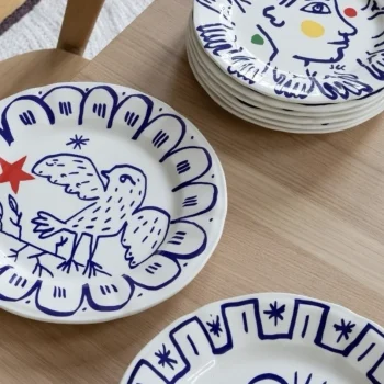 Assiette de la collection Archipel sentimental en collaboration avec Jean-Charles de Castelbajac