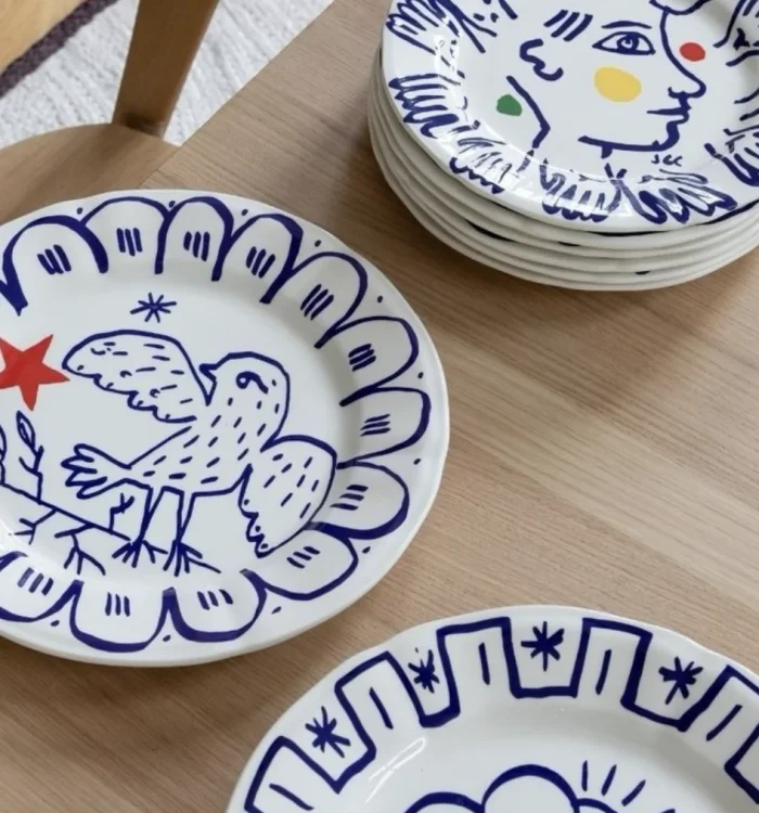 Assiette de la collection Archipel sentimental en collaboration avec Jean-Charles de Castelbajac