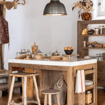 Billot bois avec une plaque en marbre blanche
