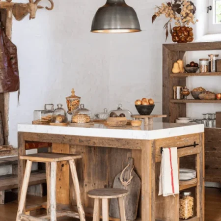 Billot bois avec une plaque en marbre blanche