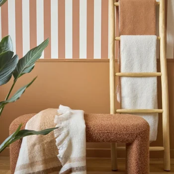 Bout de lit couleur terracotta