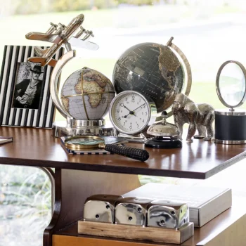 Éléments de décoration argenté
