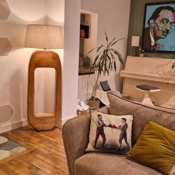 Intérieur d'une maison avec la lampe qui viens de chez Agape