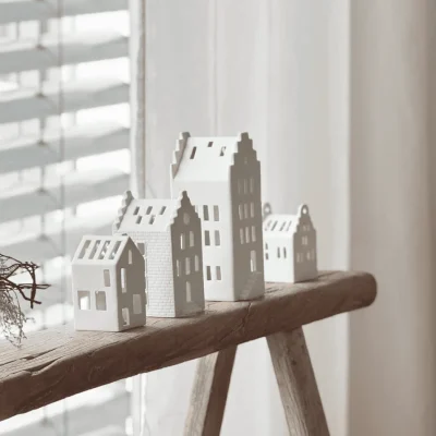 Maison decoratif en porcelaine blanche