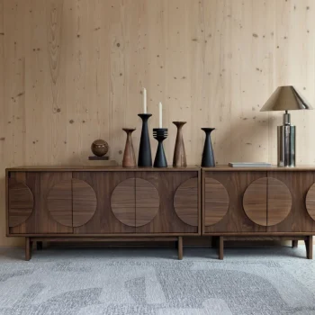 Meuble TV trois porte d'une couleur bois foncé