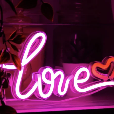 Néon LOVE rose avec un coeur