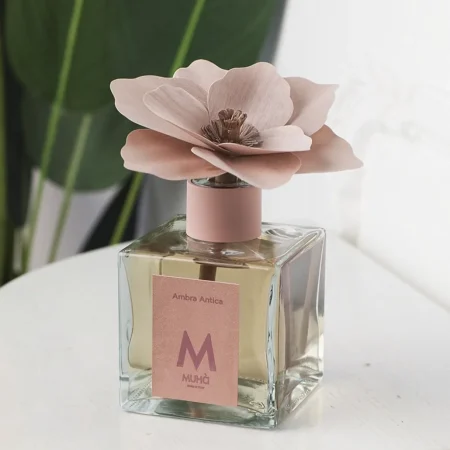 Parfum d'intérieur avec une fleur en tant que diffuseur