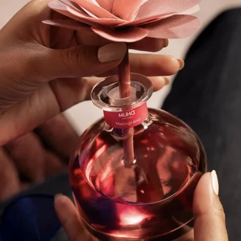 Parfum d'intérieur avec une fleur en tant que diffuseur