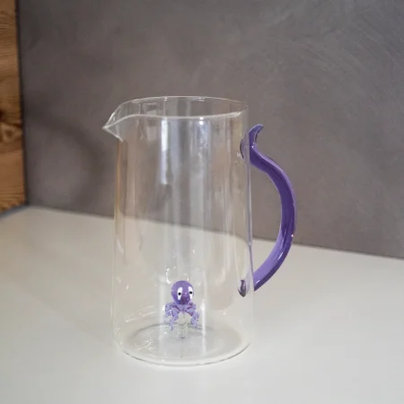 Pichet a eau avec une pieuvre à l'intérieur