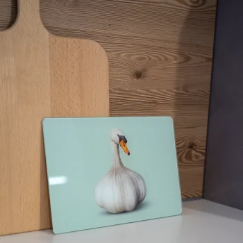 Planche a découper avec un mélange animaux et nourriture