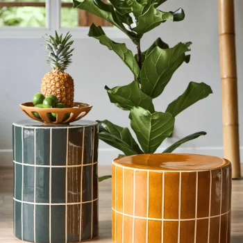 Table d'appoint en faience vert et jaune chez Agape Pontivy