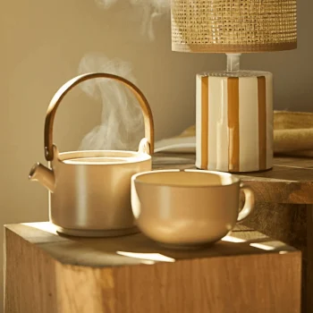 Théière beige avec anse en bois