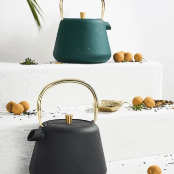 Théière en fonte coloré avec anse doré