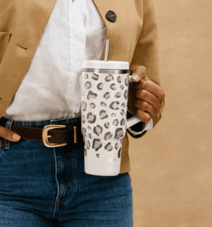 Travel cup blanche à motif léopard 900ml avec une paille